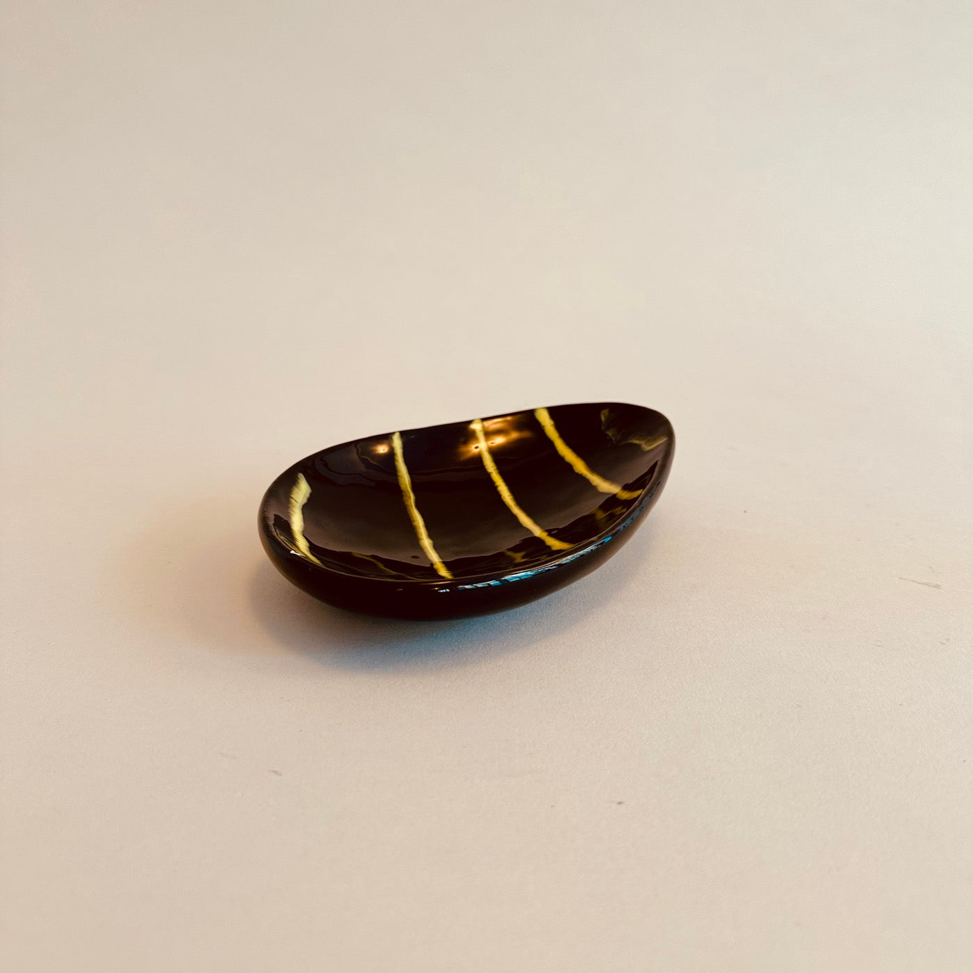 Coupelle En Céramique Noire Et Jaune Vintage