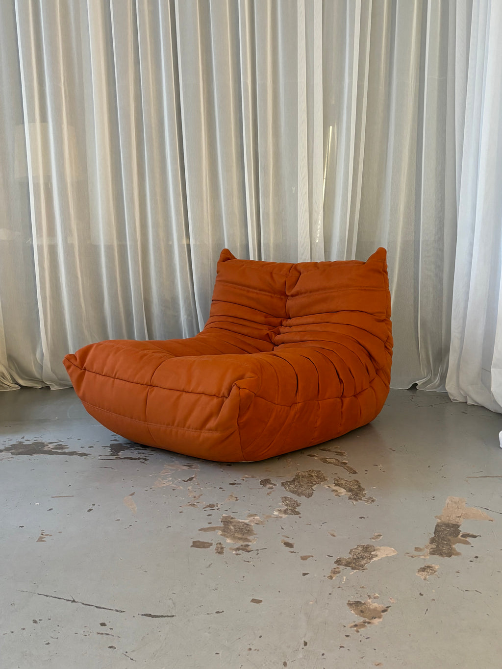 Chauffeuse Togo naranja por Michel Ducaroy para Ligne Roset, años 1973