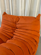 Chauffeuse Togo naranja por Michel Ducaroy para Ligne Roset, años 1973