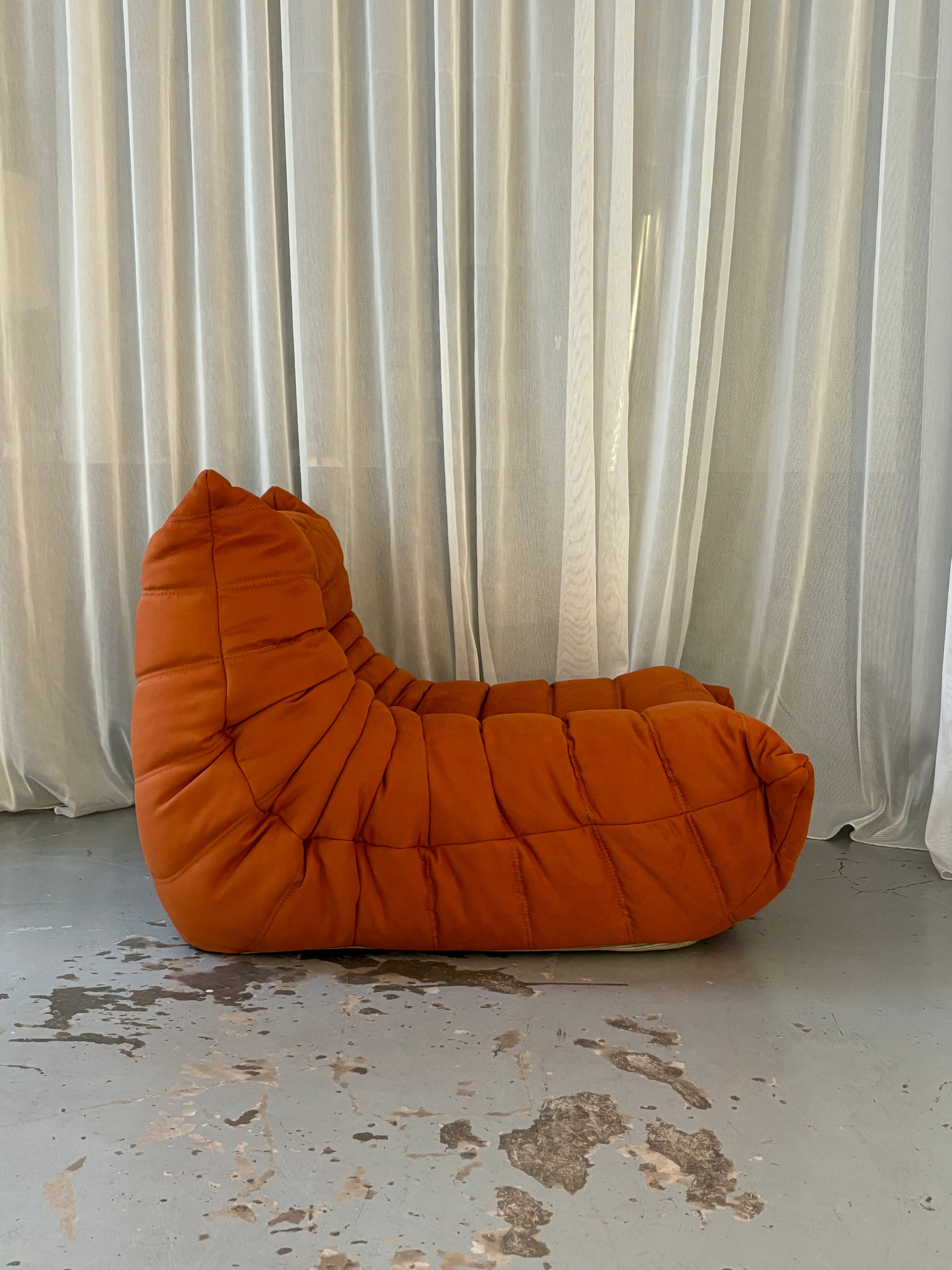 Chauffeuse Togo naranja por Michel Ducaroy para Ligne Roset, años 1973