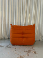 Chauffeuse Togo naranja por Michel Ducaroy para Ligne Roset, años 1973