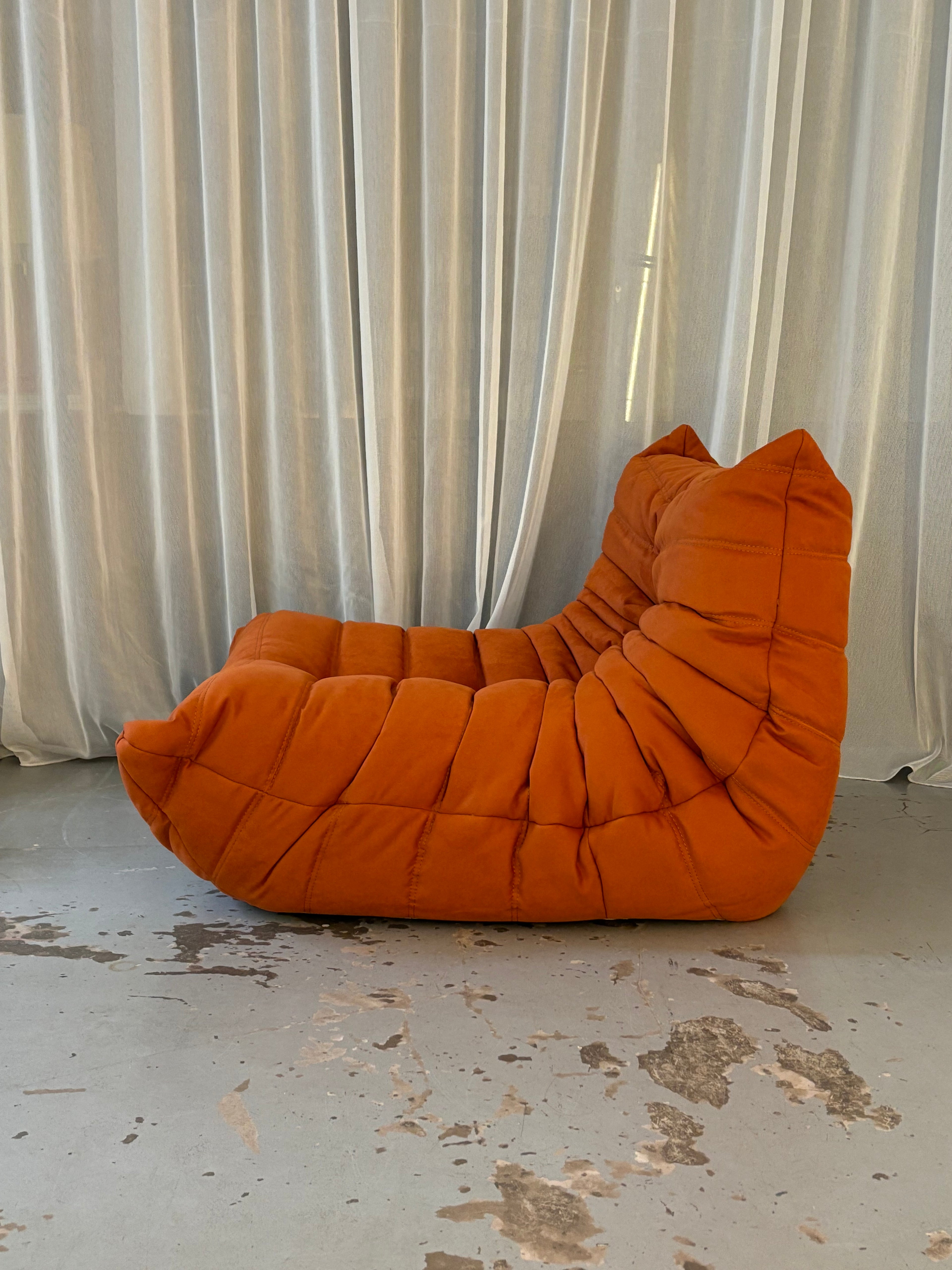 Chauffeuse Togo naranja por Michel Ducaroy para Ligne Roset, años 1973