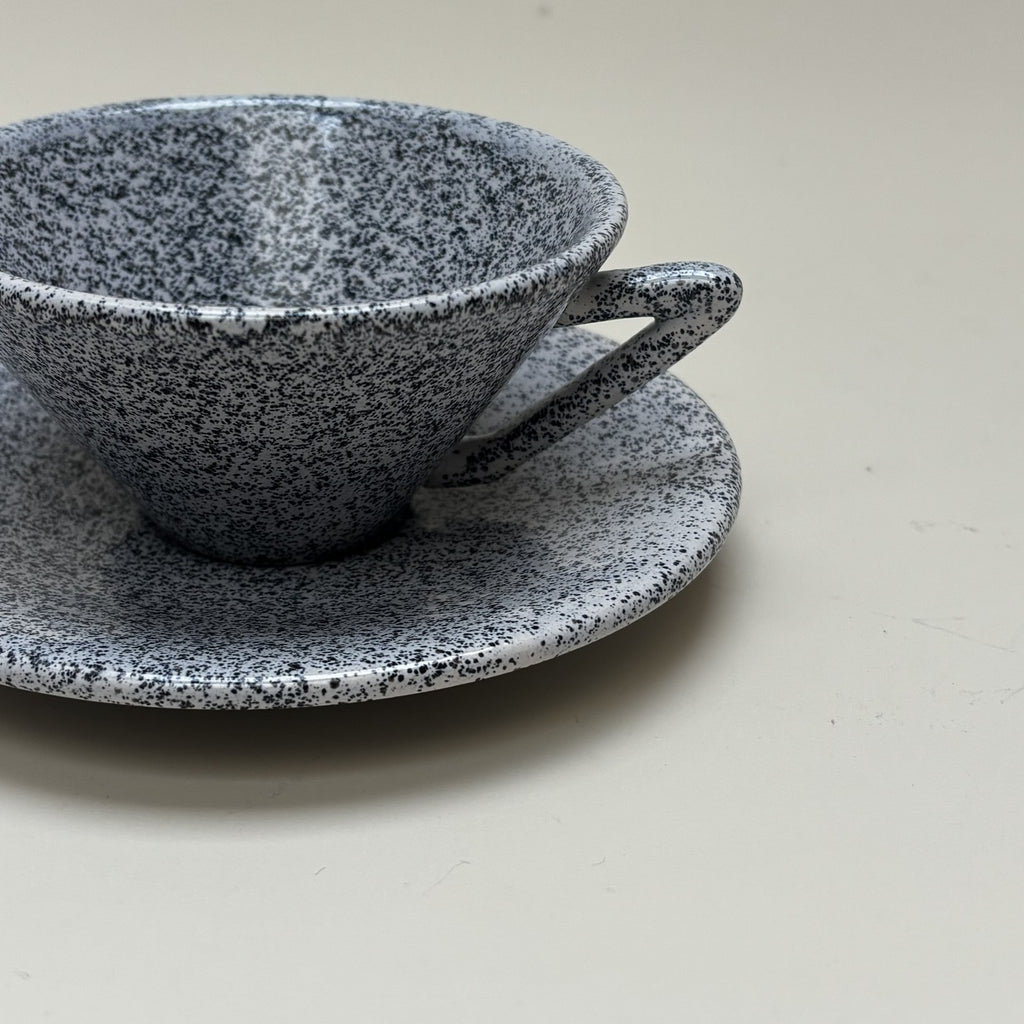 Tazas Moteadas Con Platillos