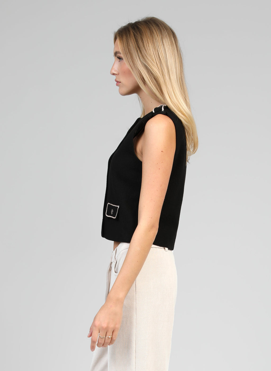 An'ge – Chaqueta Soleda Negro, modelo con top negro sin mangas, vista de perfil