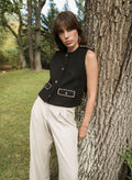 An'ge – Chaqueta Soleda Negro, modelo con chaleco negro y pantalón beige, vista de frente