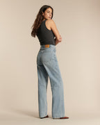 Jean femme en denim clair stone bleach, coupe droite longue avec taille haute, offrant un fit confortable et adapté à toutes les morphologies.