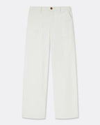 Pantalon blanc en coton avec coupe droite et large, tissu stretch, adaptabilité idéale pour toutes morphologies, style utility avec poches plaquées.