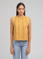 An'ge – Camicia Suzaya Ocra, top giallo senza maniche in pizzo sangallo indossato da una donna