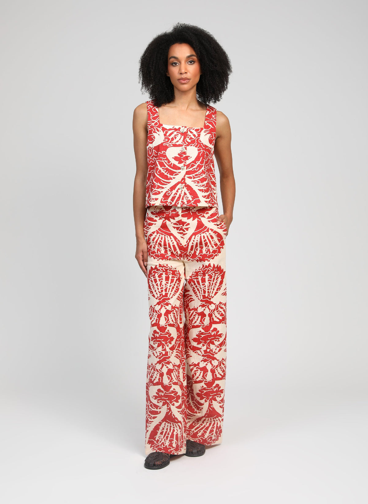 An'ge – Debardeur Symala Adeline Rouge, vrouwelijk model gekleed in een rood-wit ensemble van pantalon en top