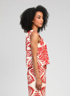 An'ge – Debardeur Symala Adeline Rouge, model in profiel gekleed in een rood-wit ensemble met motief