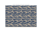 Lé Papiers De Ninon – Panoramisch behang Nomad - Blauw, stof met abstracte blauwe motieven op een beige achtergrond, vooraanzicht