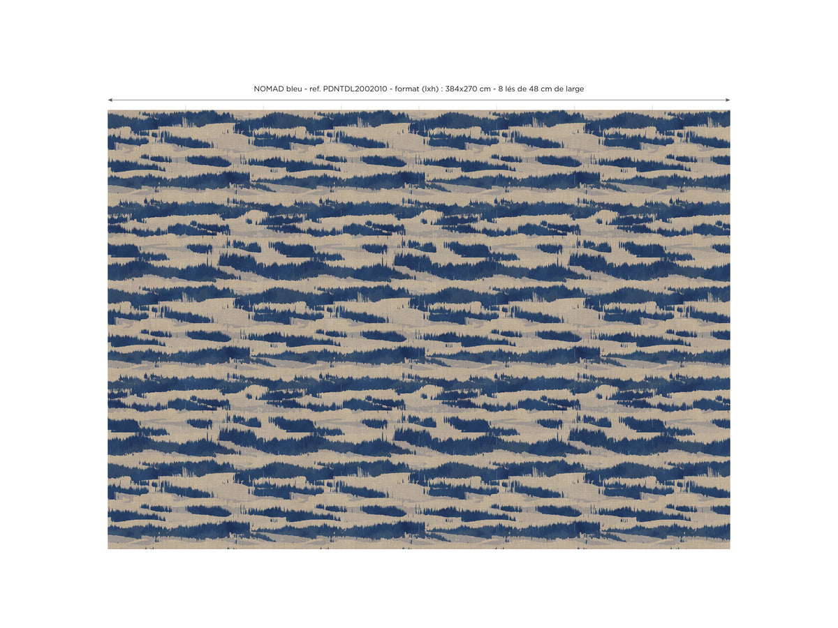Lé Papiers De Ninon – Panoramisch behang Nomad - Blauw, stof met abstracte blauwe motieven op een beige achtergrond, vooraanzicht
