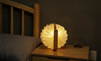 Gingko Design – Lámpara Smart Origami - Bambú Natural, lámpara de noche en forma de acordeón, luz cálida, sobre mesita de noche