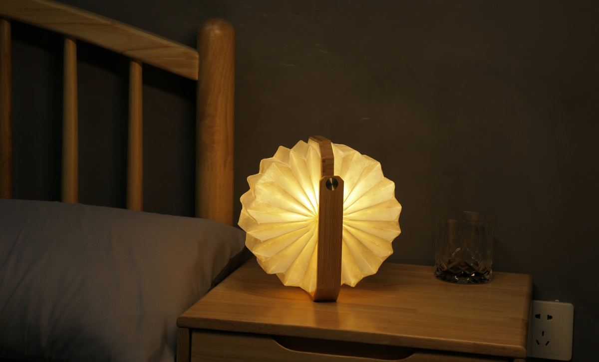 Gingko Design – Lámpara Smart Origami - Bambú Natural, lámpara de noche en forma de acordeón, luz cálida, sobre mesita de noche