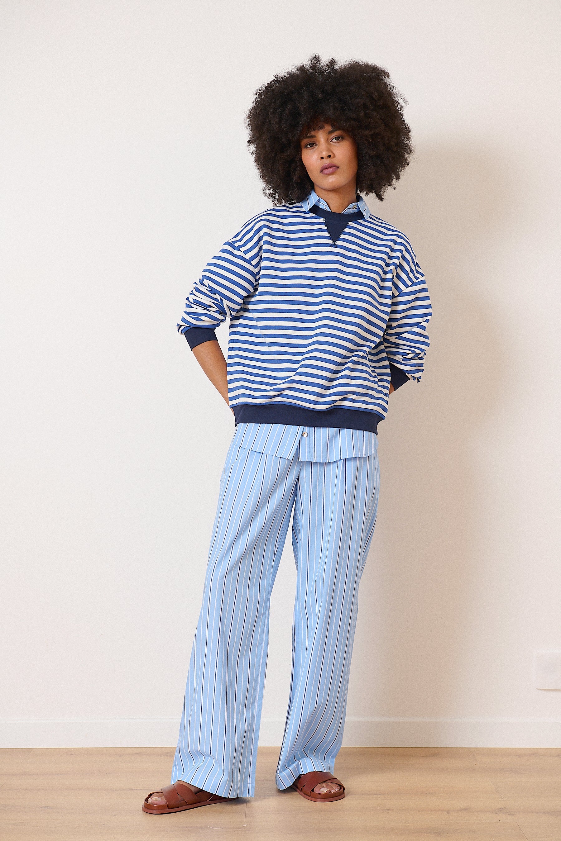 Bas décontracté à rayures avec jambes larges et fluides ensemble chemise pantalon femme