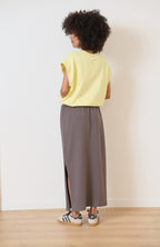 Top amarillo sin mangas con cuello redondo, ligeramente oversize, ideal para una silueta casual.