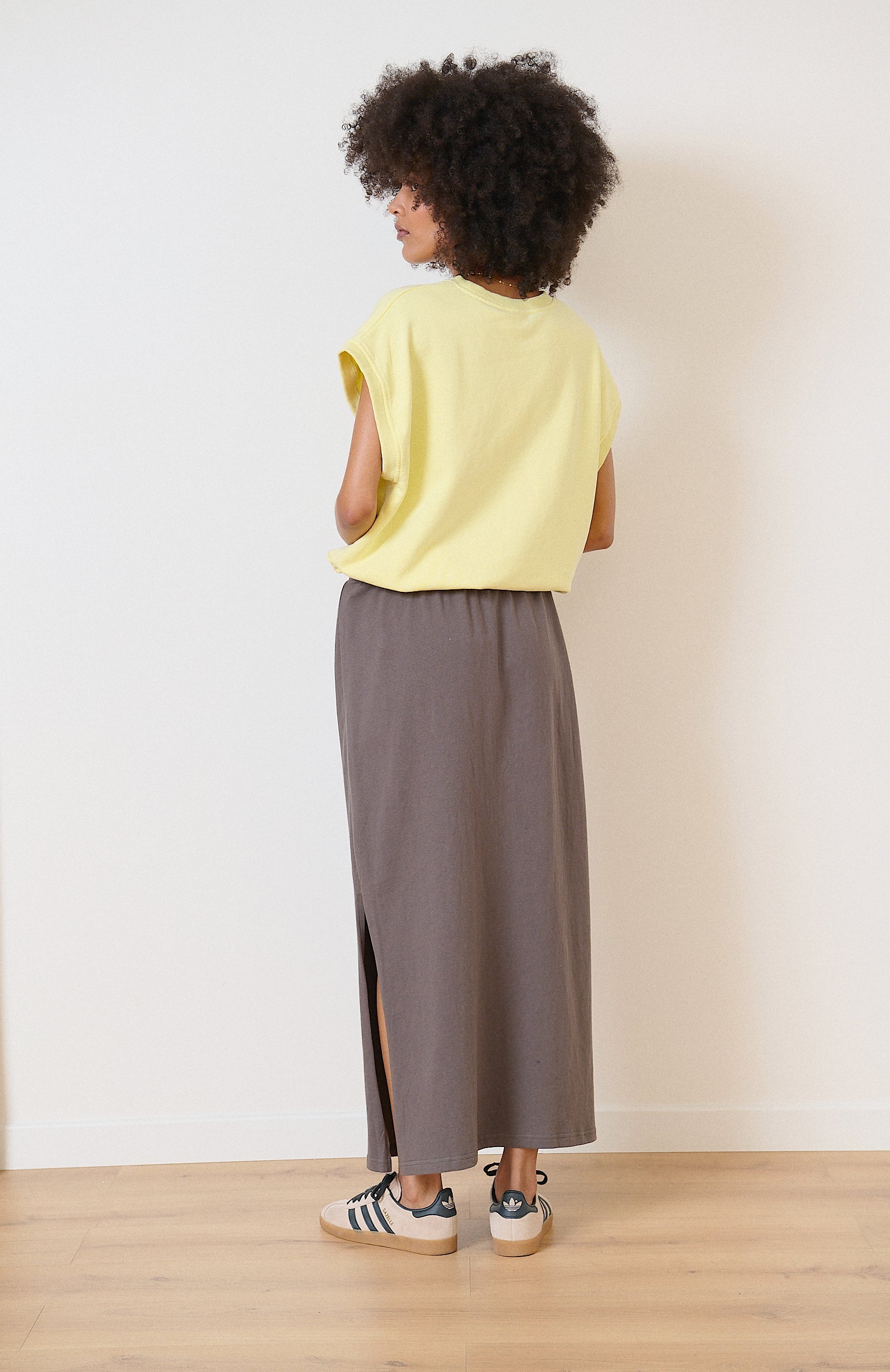 Top amarillo sin mangas con cuello redondo, ligeramente oversize, ideal para una silueta casual.