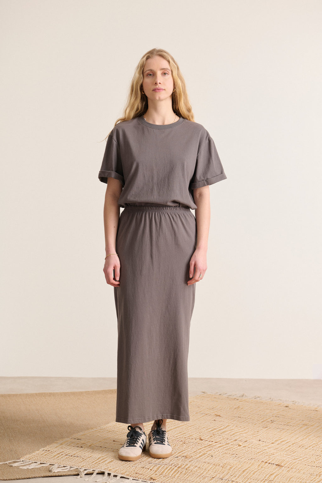 Haut anthracite coupe loose, col rond, manches courtes. Idéal pour un look décontracté printemps été