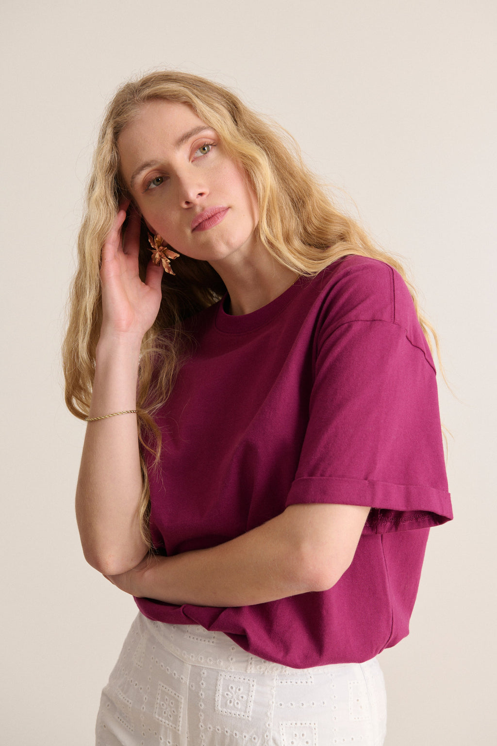 Haut simple et uni au coloris grenat avec col rond et à la coupe ample avec manches courtes t-shirt femme