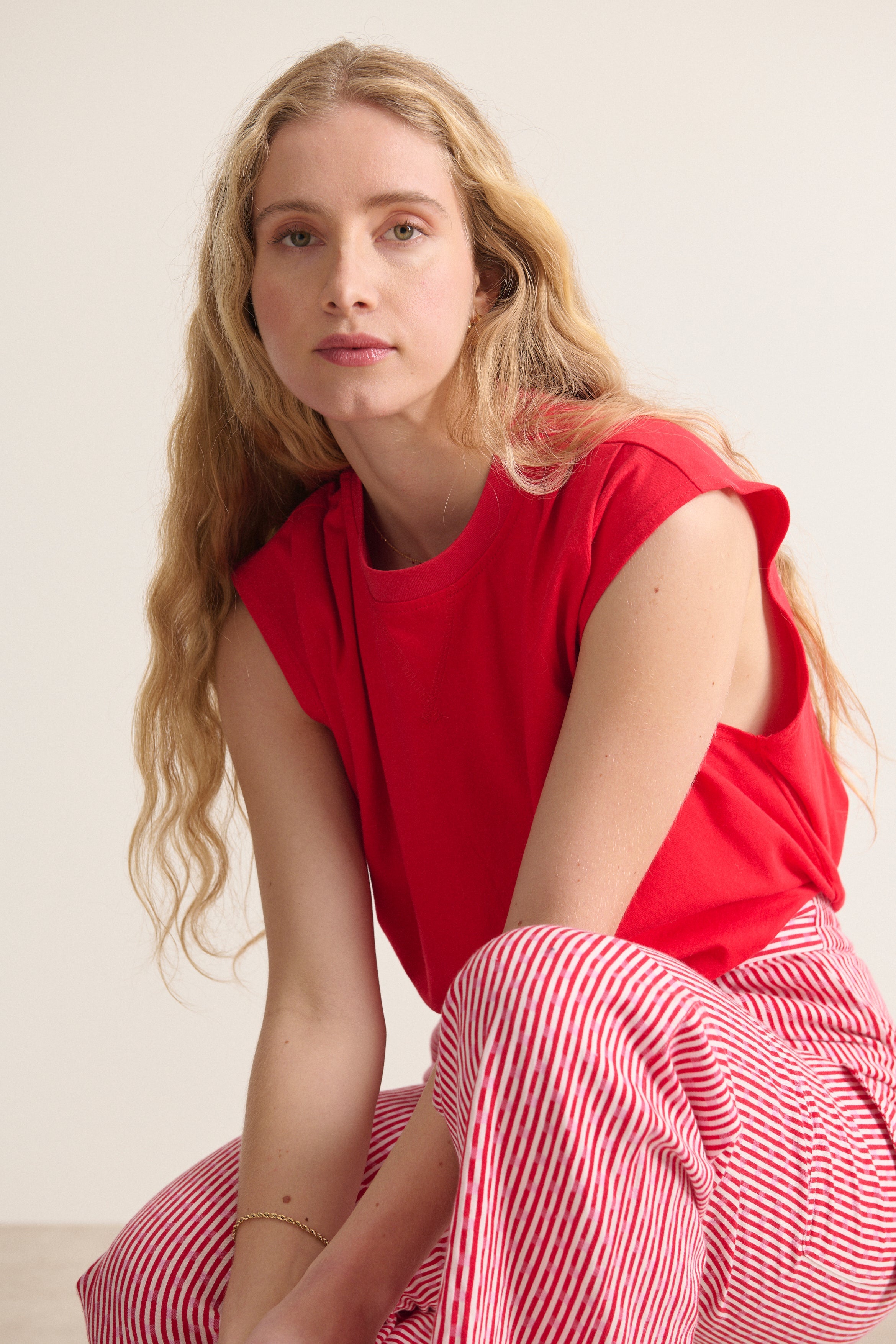 Tee-shirt encolure ronde plis au niveau des épaules coloris rouge Garance Paris Marque tendance 