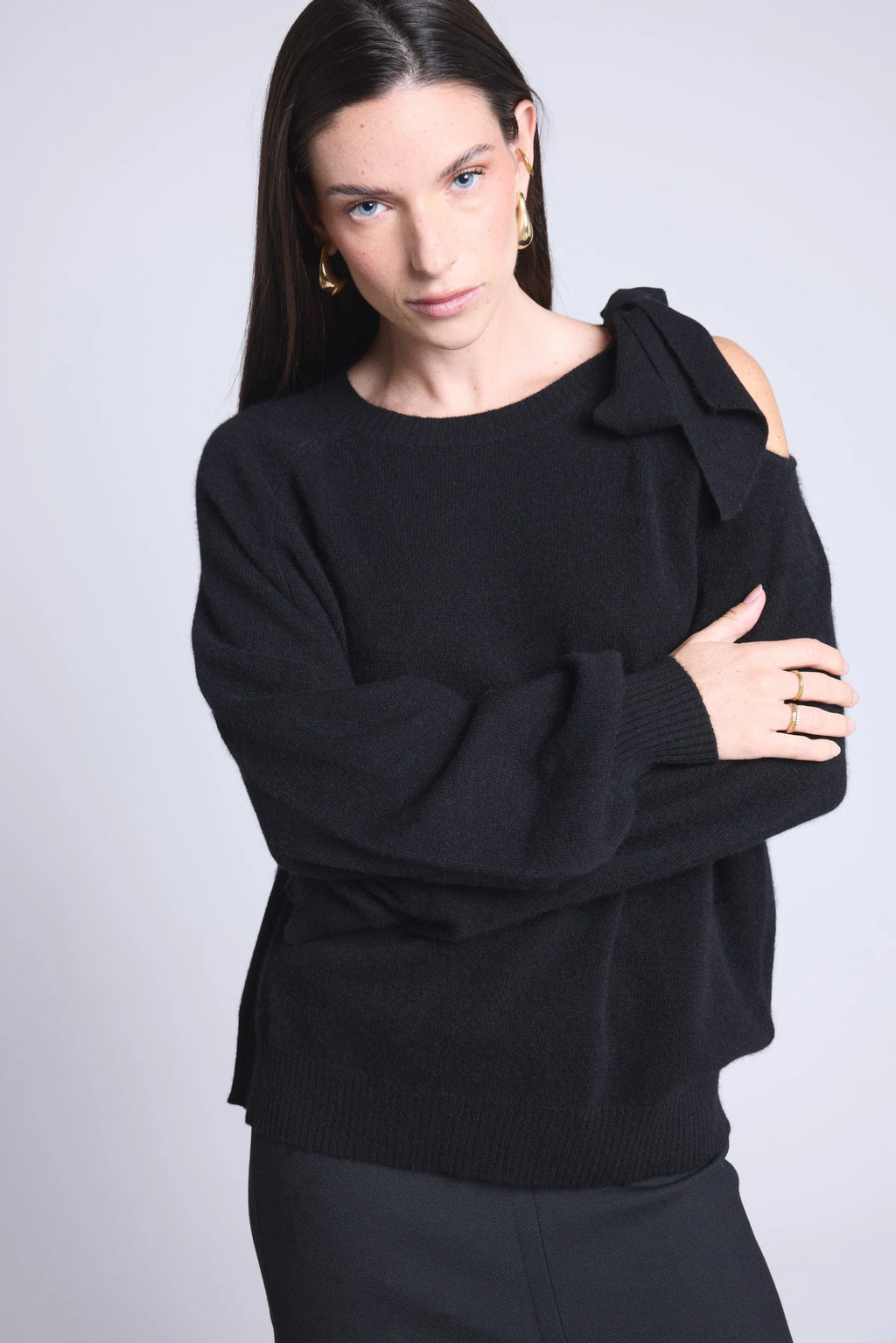 Jersey de cuello redondo con abertura y lazo en el hombro Tamara - Negro - Mujer