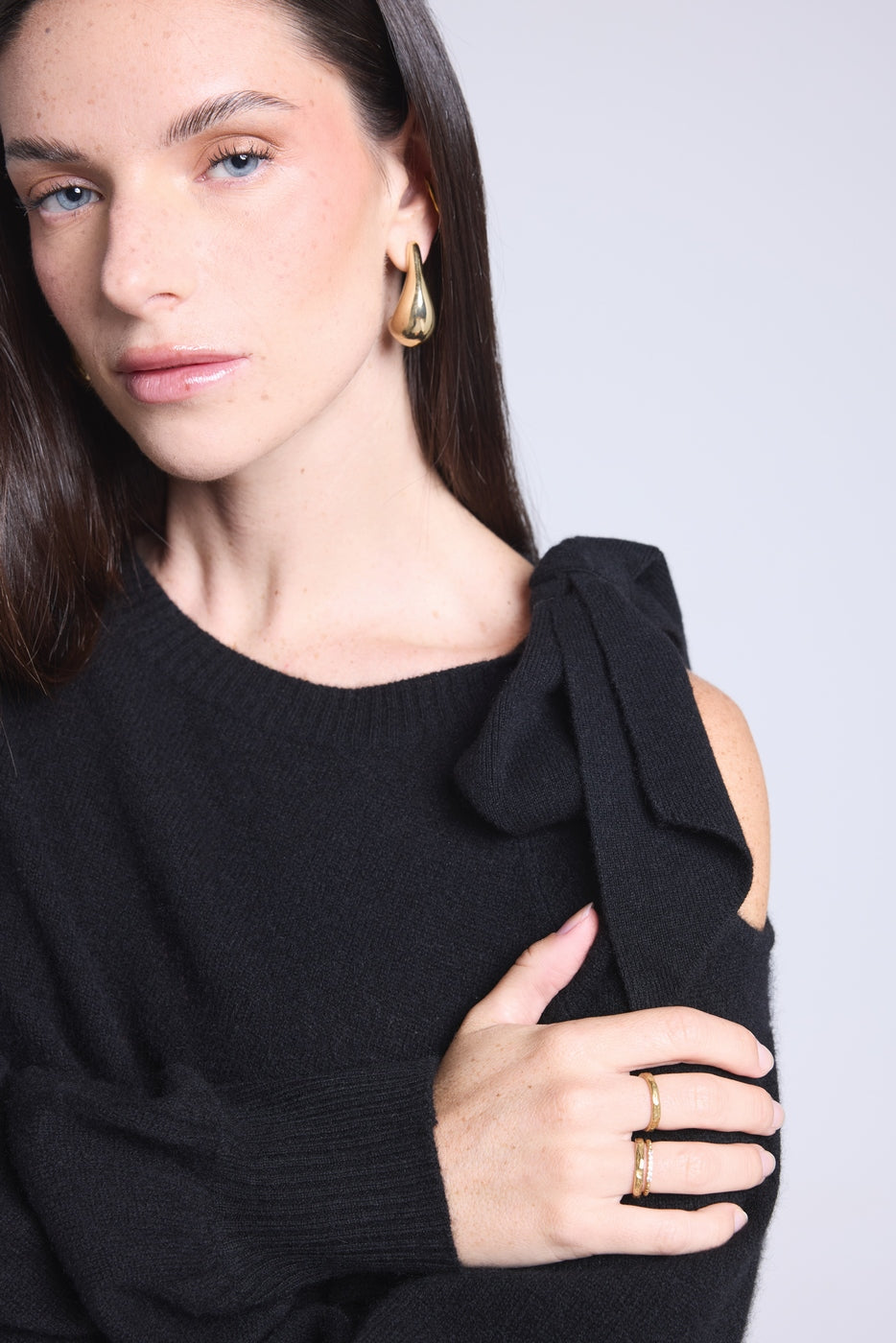 Jersey de cuello redondo con abertura y lazo en el hombro Tamara - Negro - Mujer