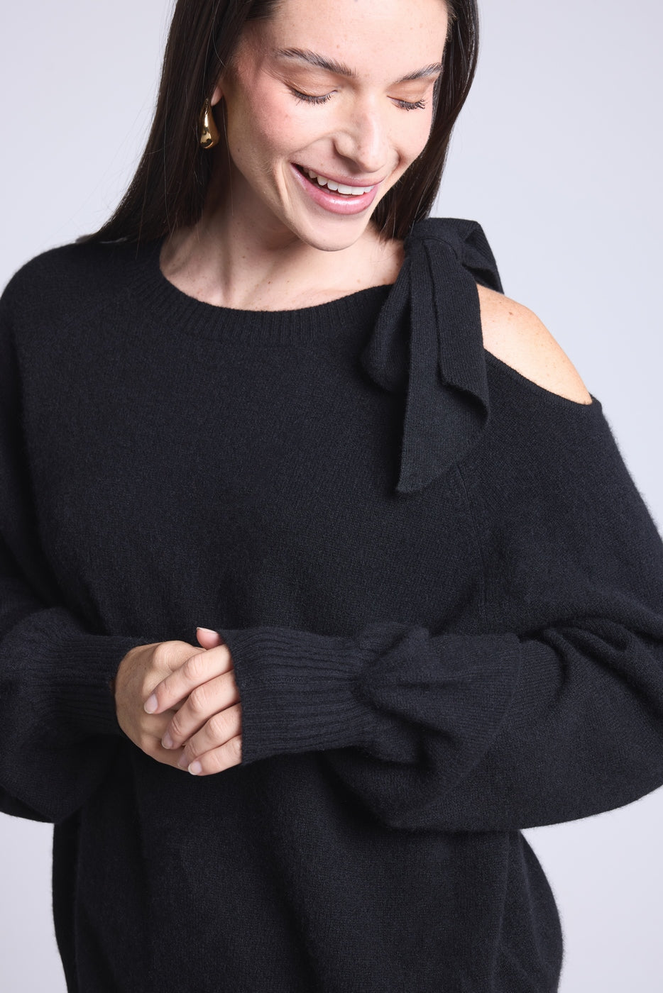 Jersey de cuello redondo con abertura y lazo en el hombro Tamara - Negro - Mujer