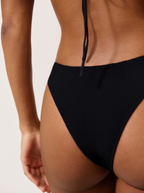 Tanga negro aplastado