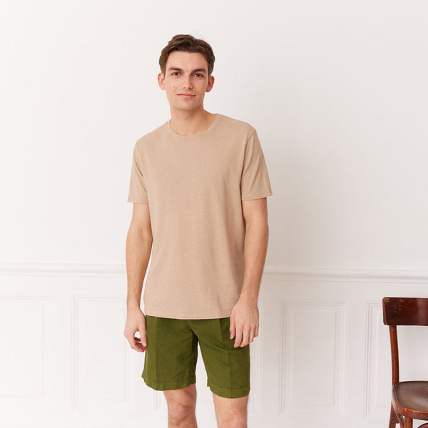 Hast – T-shirt i bomull och linne beige, manlig modell i beige t-shirt och gröna shorts