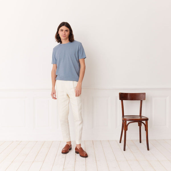 Hast – Himmelsblå T-Shirt I Bomull Och Linne, manlig modell, sedd framifrån, blå t-shirt och benvita byxor