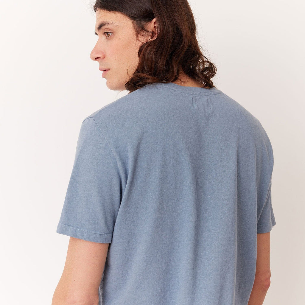 Hast – T-shirt z bawełny i lnu w kolorze błękitnym, mężczyzna od tyłu w gładkim niebieskim bawełnianym t-shircie