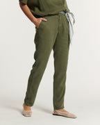 Pantalon pour femme en tissu Tencel kaki, coupe droite ajustée avec une matière fluide et confortable idéale pour l'été, offrant une silhouette élégante.