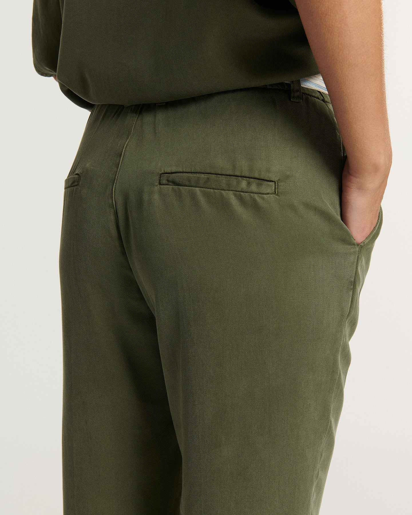 Pantalon femme en tissu Tencel kaki, coupe droite ajustée avec poches passepoilées, matière douce et fluide idéale pour un confort optimal.