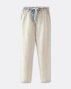 Pantalon beige en matière tencel fluide avec taille haute, coupe droite ajustée, ceinture rayée nouée pour un style estival élégant et confortable.