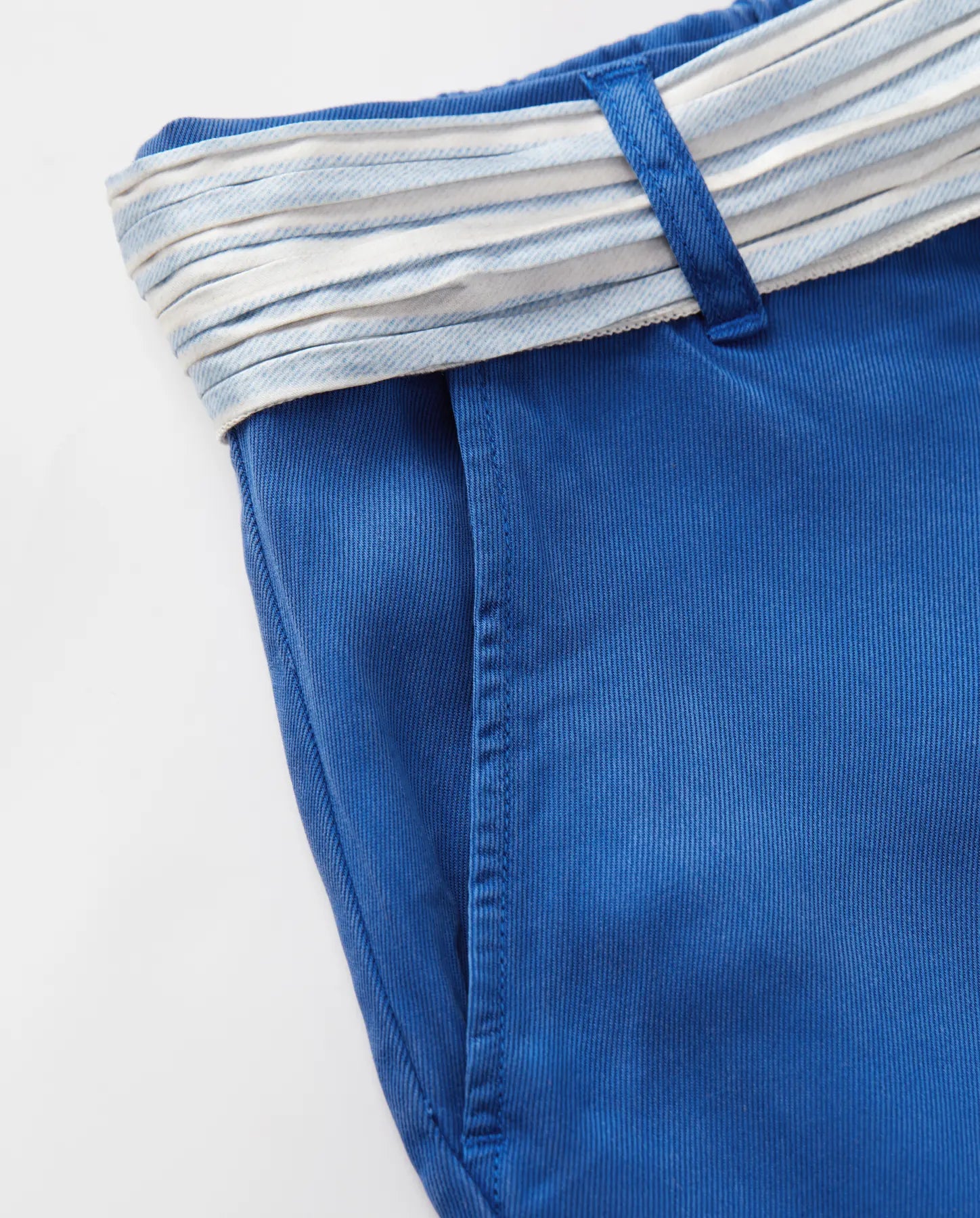 Women's jeans in overseas blue tencel fabric, fitted straight cut with soft texture and white and blue striped belt for an elegant summer touch.