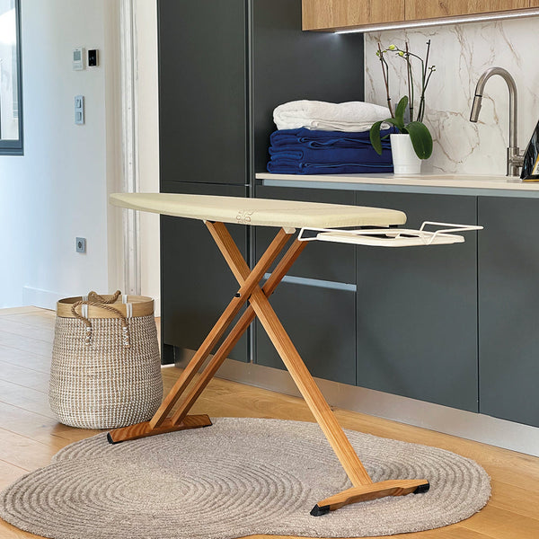 Tabla de planchar TAIGA de madera maciza de 130x47 cm regulable en altura hasta 95 cm con soporte para plancha y soporte central de vapor