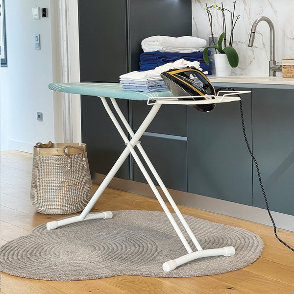 BERMUDE tabla de planchar plegable en acero de 124x40 cm regulable en altura hasta 94 cm con soporte para plancha y soporte central de vapor