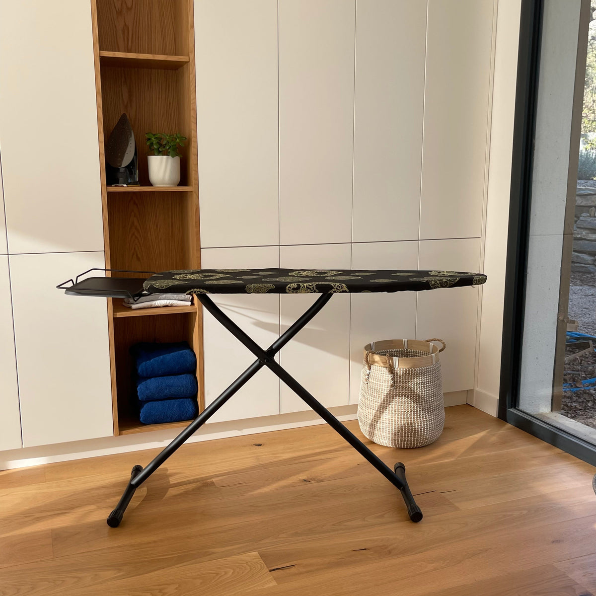 Utah - Ironing Board With Iron Rest - Steel - Black