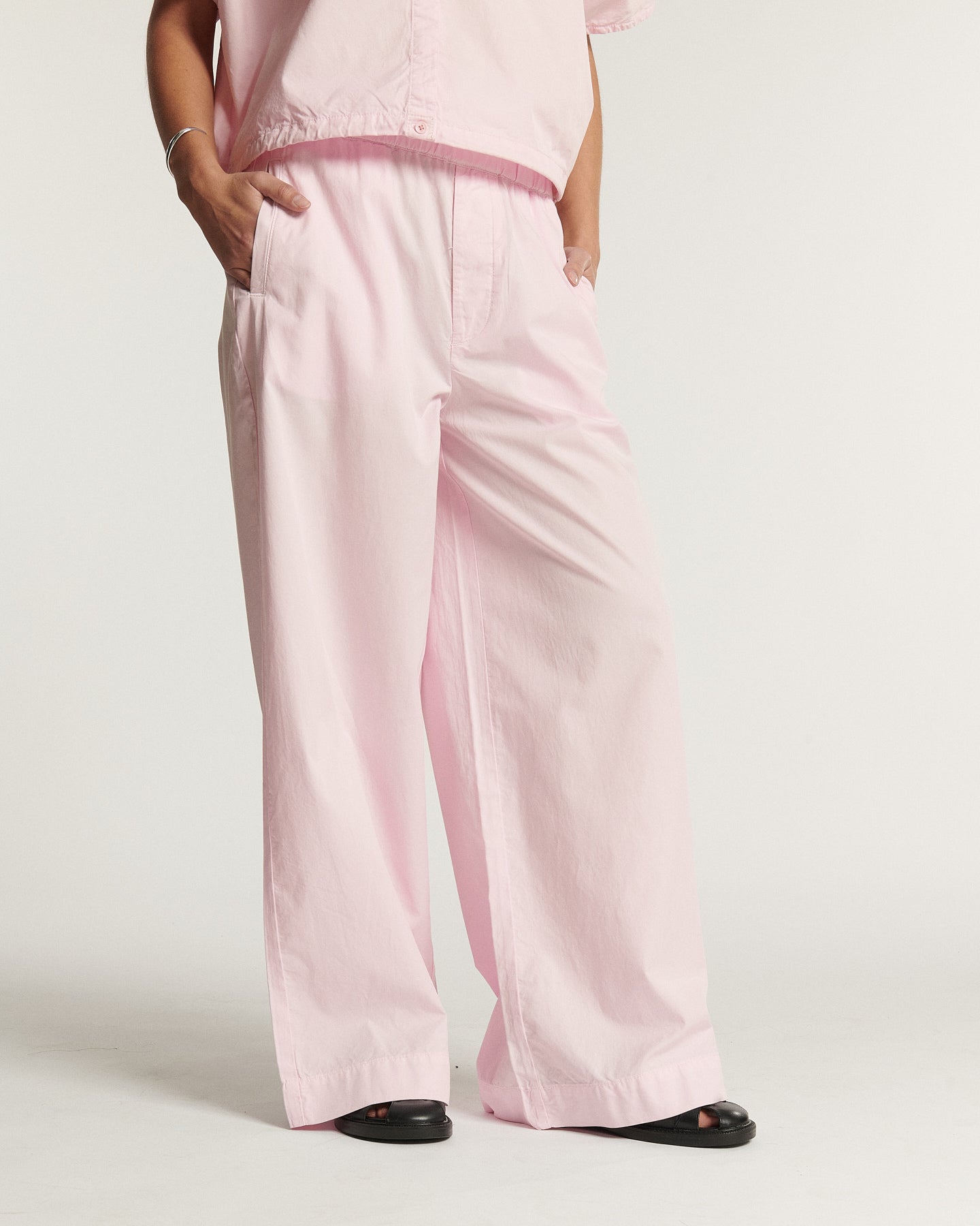 Wide pants in light pink poplin, straight and fluid cut, in cotton, offering a relaxed and comfortable fit for women.