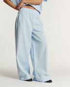 Pantalon large pour femme en popeline légère bleu clair, coupe fluide avec taille élastique pour un confort optimal et un style décontracté.