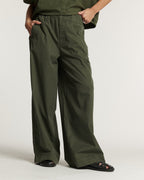 Pantalon fluide en popeline kaki, coupe large et droite, matière légère et adaptée aux morphologies féminines, offrant confort et élégance décontractée.