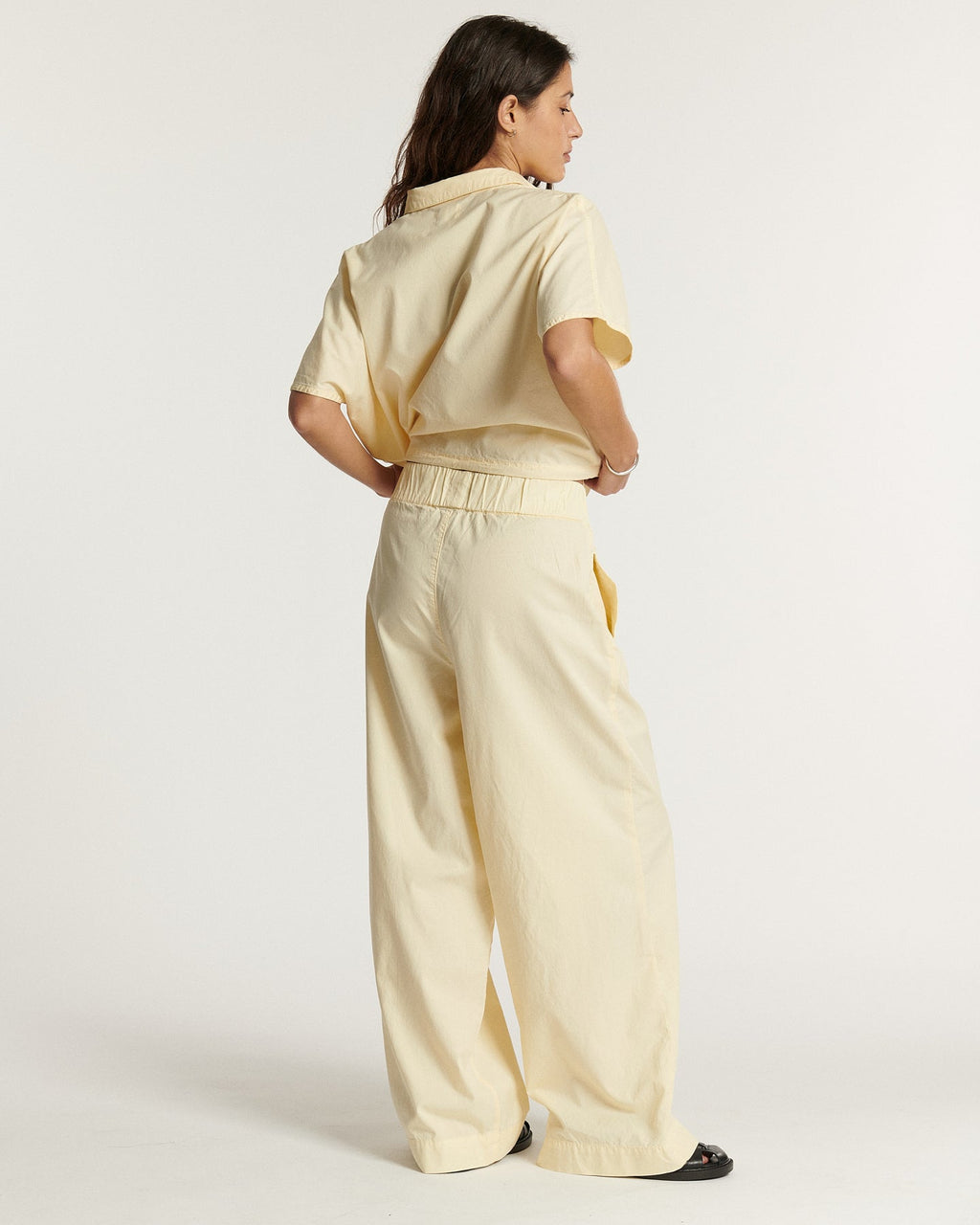 Pantalon large vanille en popeline de coton, coupe fluide et confortable avec taille élastiquée adaptée à toutes les morphologies pour un style décontracté.