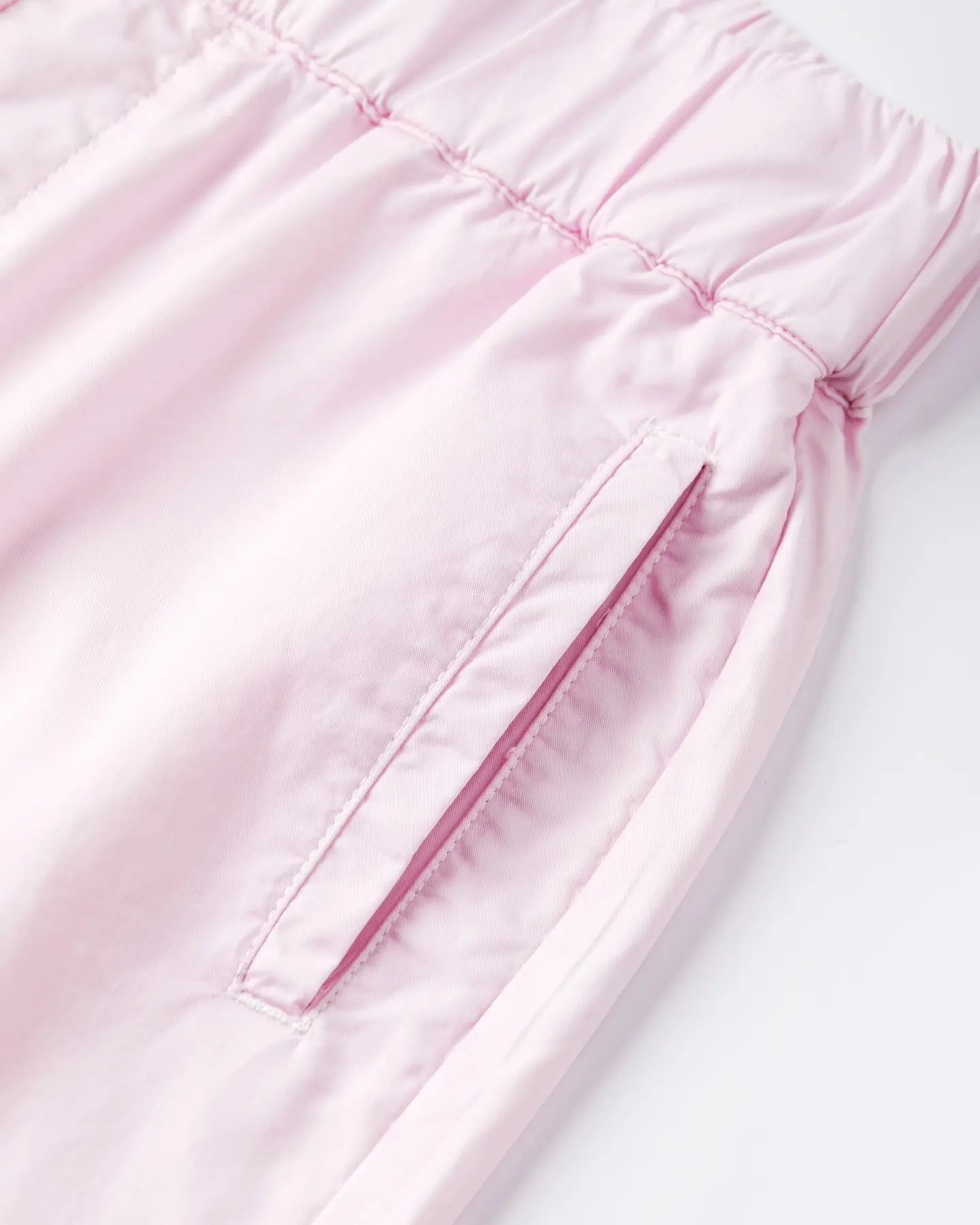 Women's jeans in light pastel pink poplin with elasticated waistband, straight cut and soft fabric suitable for all body shapes.