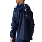 Jott – Giacca a vento Uomo Jott KILMORY REFLECTIVE, giacca antipioggia blu navy indossata da un uomo, vista da dietro