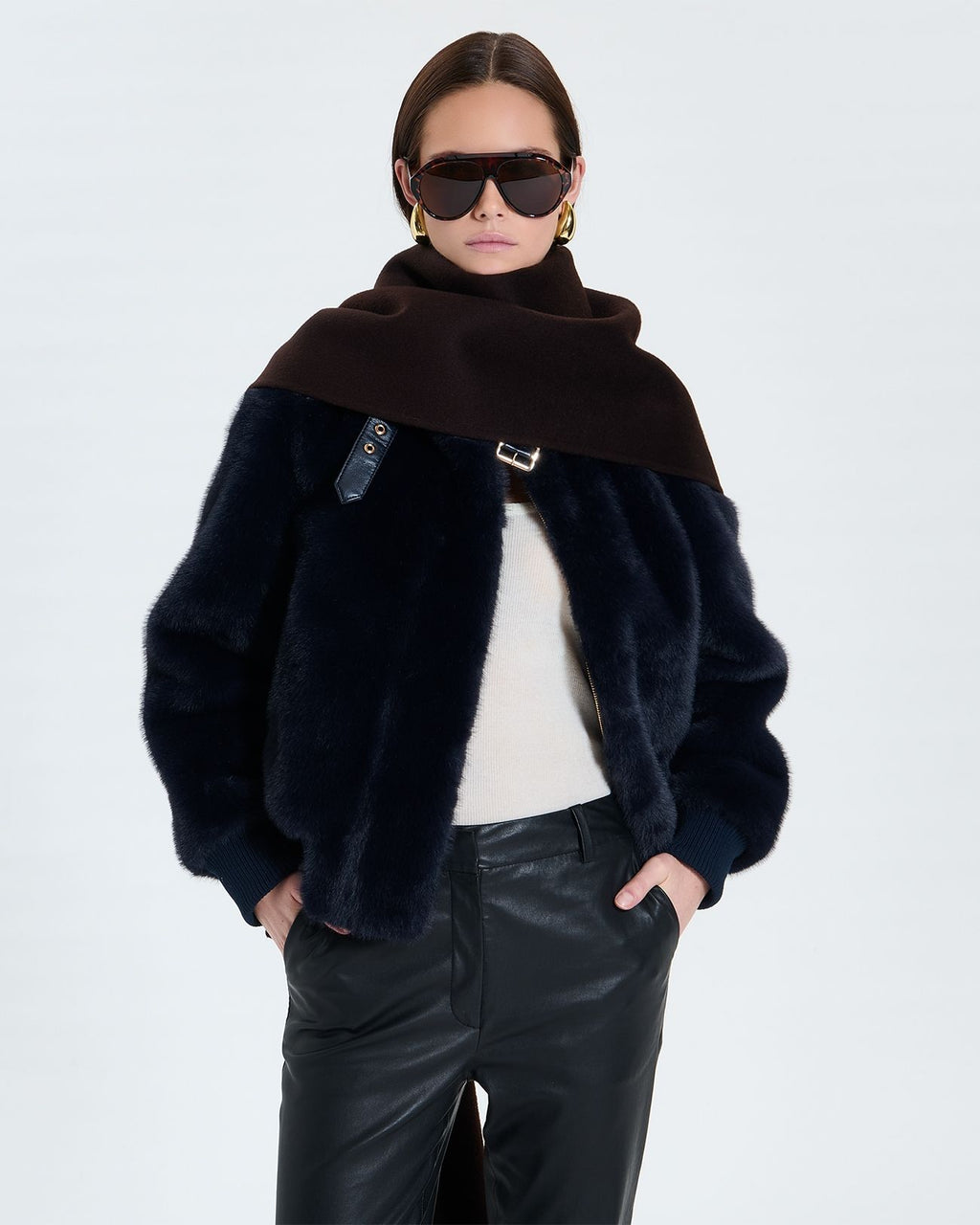 Veste courte en fausse fourrure marine_5