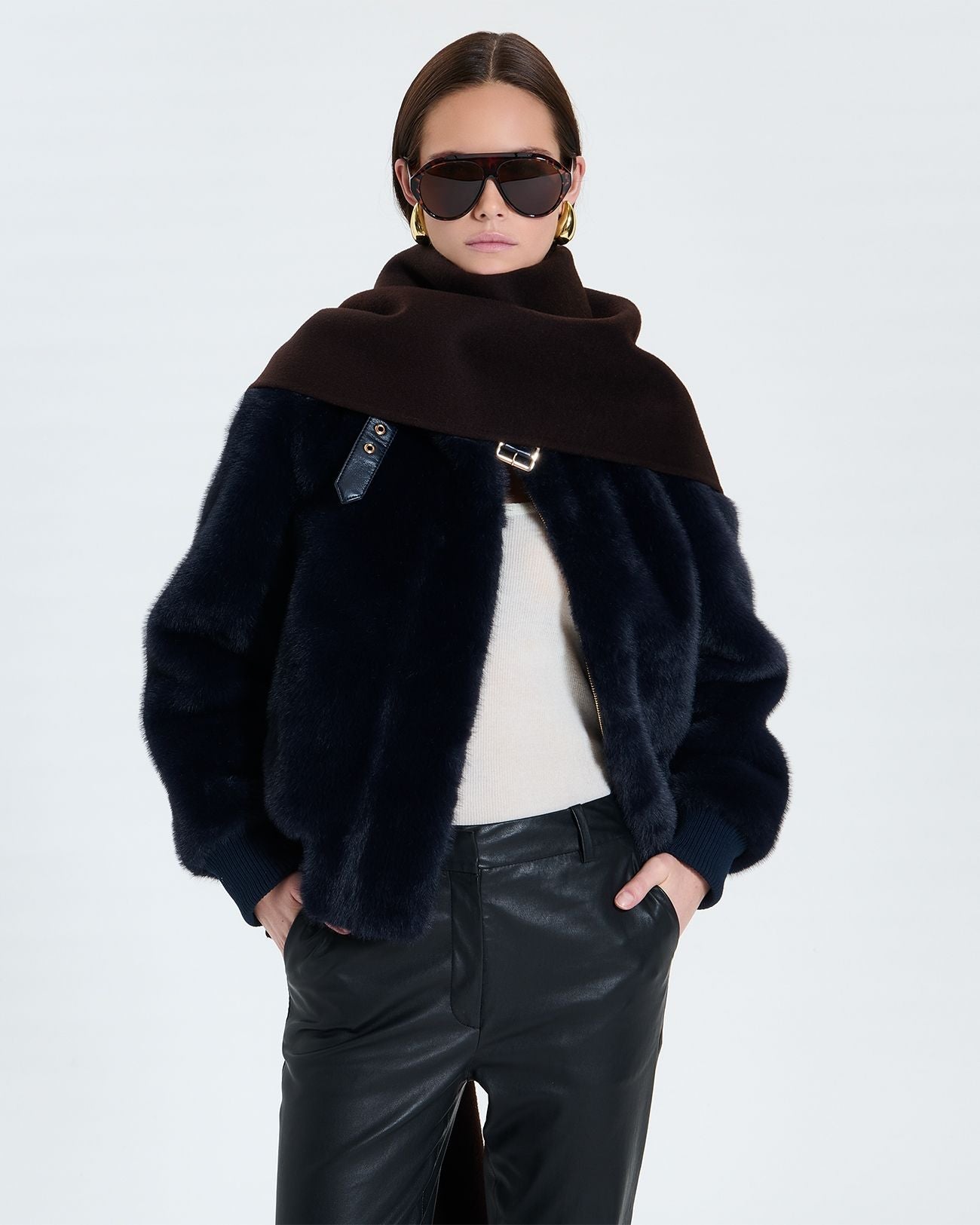 Veste courte en fausse fourrure marine_5