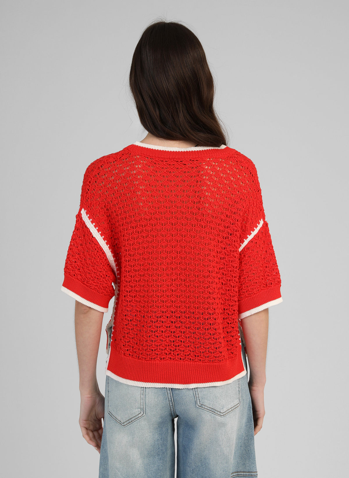 An'ge – Pull Valmie Rouge, model set bagfra iført en rød og hvid strikbluse