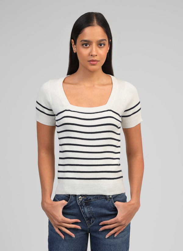 An'ge – Maglione Varine Marine, modella con top bianco a righe nere e jeans blu