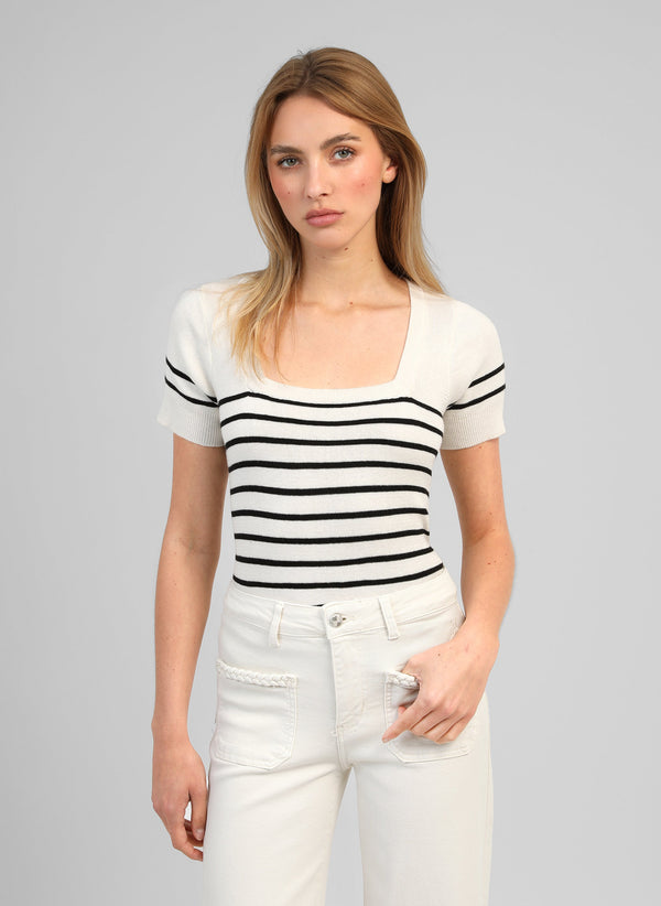 An'ge – Maglione Varine Noir, modella bionda che indossa un top bianco a righe nere, vista frontale