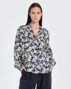 Blusa fluida con estampado floral_1